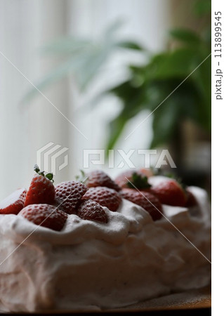 米粉を使ったイチゴクリームの手作りロールケーキ 米粉を使ったイチゴクリームの手作りロールケーキ 113899545