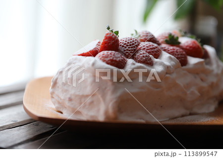 米粉を使ったイチゴクリームの手作りロールケーキ 113899547