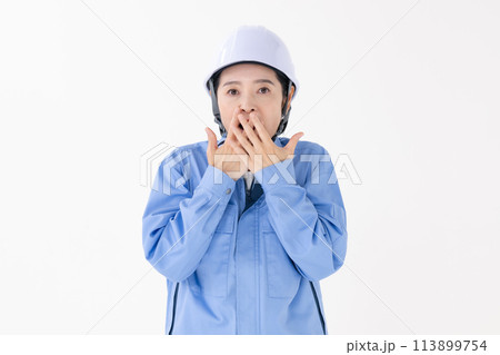 作業着の女性 驚く 作業着の女性 驚く 113899754