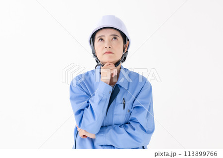 作業着の女性　悩む 113899766