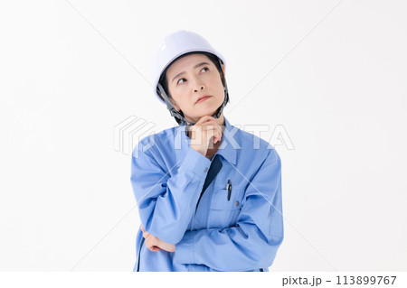 作業着の女性　悩む 113899767