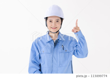 作業着の女性 指差し 作業着の女性 指差し 113899774