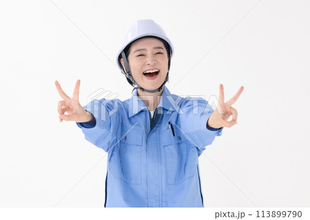 作業着の女性　ピース 113899790