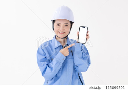 作業着の女性　スマホ 113899801