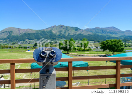 望遠鏡と阿蘇山　うららかな春空を背景に道の駅　展望台から観える風景　「道の駅 あそ望の郷くぎの」 113899836