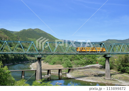 四万十川に架かる鉄道橋と三島沈下橋 新緑の季節 (高知県 四万十町) 四万十川に架かる鉄道橋と三島沈下橋 新緑の季節 (高知県 四万十町) 113899872