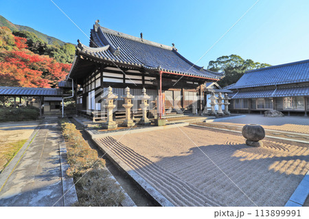 福岡県北九州市にある黄檗宗寺院福聚寺祠堂と中庭 113899991