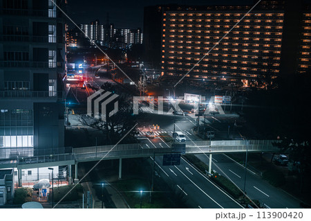 大阪府南千里駅周辺の交差点の夜景 大阪府南千里駅周辺の交差点の夜景 113900420