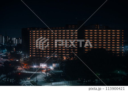 大阪府南千里駅周辺のマンションの夜景 113900421