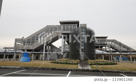 静岡県袋井市にあるJR東海道線の愛野駅、東海道新幹線が通過している 113901160