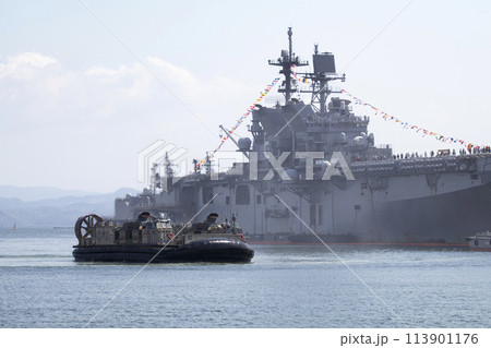 強襲揚陸艦とエアクッション艇 113901176