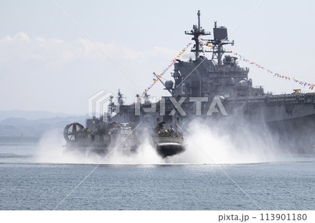 強襲揚陸艦とエアクッション艇 強襲揚陸艦とエアクッション艇 113901180