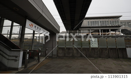 静岡県袋井市にあるJR東海道線の愛野駅、東海道新幹線が通過している 静岡県袋井市にあるJR東海道線の愛野駅、東海道新幹線が通過している 113901315
