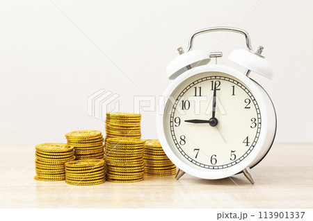 めざまし時計とおもちゃの金貨 113901337