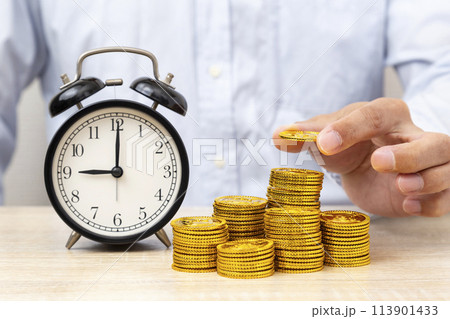 めざまし時計とおもちゃの金貨 めざまし時計とおもちゃの金貨 113901433