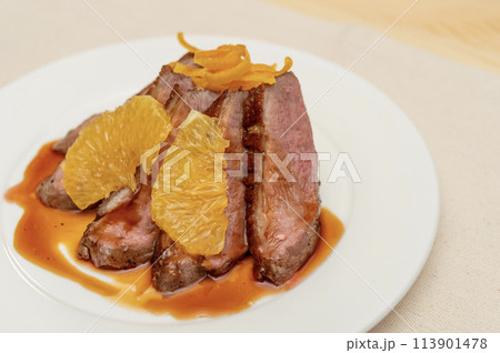 鴨のローストのオレンジ添え 113901478