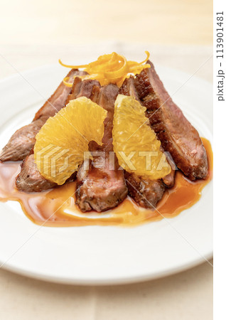 鴨のローストのオレンジ添え 113901481