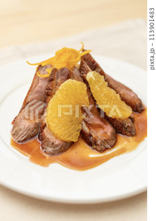 鴨のローストのオレンジ添え 113901483