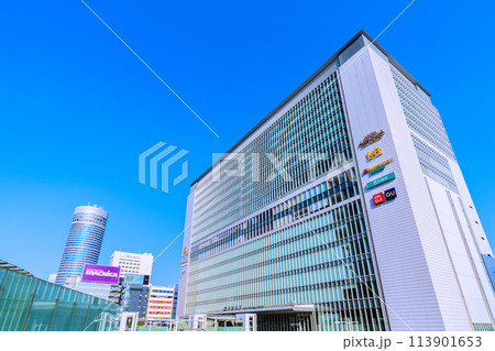 日本の横浜都市景観 新横浜駅や横浜プリンスHなどを望む。澄み渡る青空…新たな時代へ 113901653