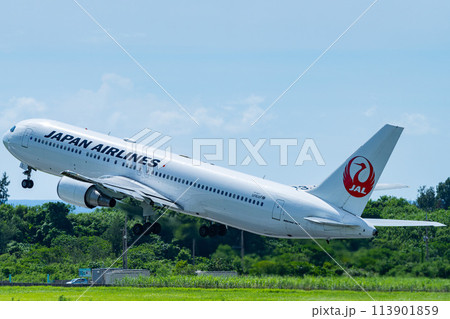 沖縄県 宮古島市 リゾート 島 夏休み 飛行機 宮古空港 午前 雲 日本航空 コックピット 沖縄県 宮古島市 リゾート 島 夏休み 飛行機 宮古空港 午前 雲 日本航空 コックピット 113901859