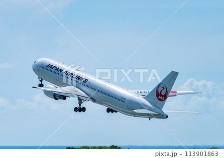 沖縄県 宮古島市 リゾート 島 夏休み 飛行機 宮古空港 午前 雲 日本航空 コックピット 沖縄県 宮古島市 リゾート 島 夏休み 飛行機 宮古空港 午前 雲 日本航空 コックピット 113901863
