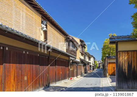 京都　歴史的町並みが色濃く残る小川通（京都府京都市上京区本法寺前町） 113901867