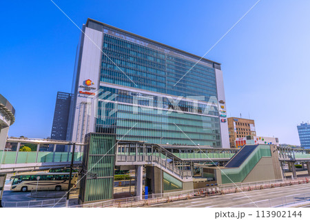 日本の横浜都市景観 新横浜駅などを望む。澄み渡る青空…新たな時代へ 日本の横浜都市景観 新横浜駅などを望む。澄み渡る青空…新たな時代へ 113902144