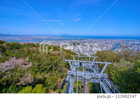 春の徳島県徳島市眉山町の眉山公園から徳島市街(東側)の眺望 春の徳島県徳島市眉山町の眉山公園から徳島市街(東側)の眺望 113902147