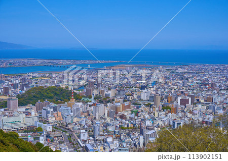 春の徳島県徳島市眉山町の眉山公園から徳島市街(東側)の眺望 春の徳島県徳島市眉山町の眉山公園から徳島市街(東側)の眺望 113902151