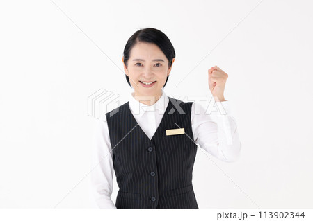 制服の女性　ガッツポーズ 113902344