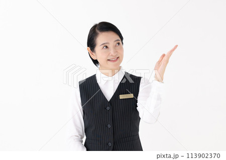 制服の女性　手かざし 113902370