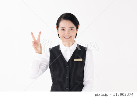 制服の女性　ピース 113902374