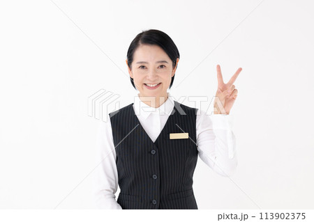 制服の女性　ピース 113902375