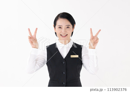 制服の女性　ピース 113902376