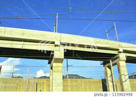 北陸本線の敦賀駅から米原駅までの車窓風景(2022年夏) 113902498
