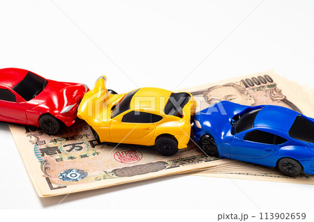 交通事故で変形したミニカーとお金 113902659