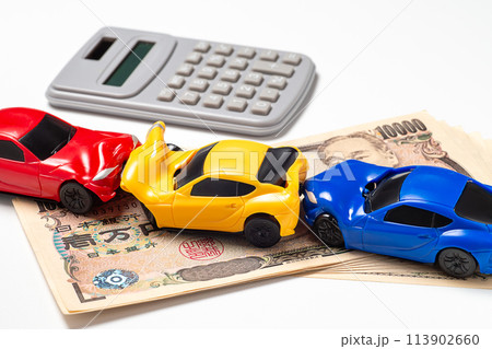 交通事故で変形したミニカーとお金 交通事故で変形したミニカーとお金 113902660