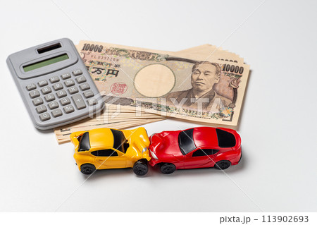 交通事故で変形したミニカーとお金 交通事故で変形したミニカーとお金 113902693