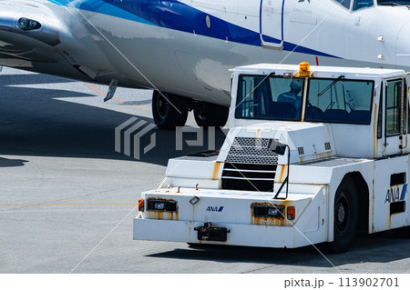沖縄県　宮古島市　リゾート　島　夏休み　飛行機　宮古空港　午前　雲　全日空　トーイングカー　誘導 113902701