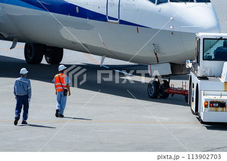 沖縄県 宮古島市 リゾート 島 夏休み 飛行機 宮古空港 午前 雲 全日空 トーイングカー 誘導 沖縄県 宮古島市 リゾート 島 夏休み 飛行機 宮古空港 午前 雲 全日空 トーイングカー 誘導 113902703
