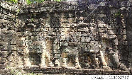 テラスにはぎっしりと象の彫刻が施されている【カンボジア】 テラスにはぎっしりと象の彫刻が施されている【カンボジア】 113902737