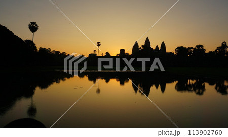 アンコールワット朝日が昇る瞬間【カンボジア】 アンコールワット朝日が昇る瞬間【カンボジア】 113902760