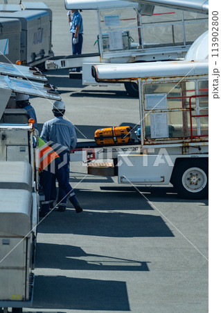 沖縄県　宮古島市　リゾート　島　夏休み　飛行機　宮古空港　午前　雲　全日空　預け荷物　カーゴ 113902800