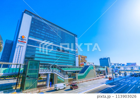日本の横浜都市景観 新横浜駅などを望む。澄み渡る青空…新たな時代へ 113903026