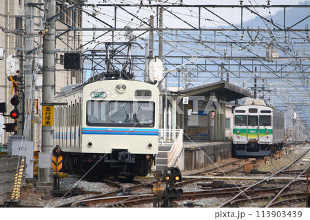秩父駅を発車する秩父鉄道1000系電車（新塗装：旧国鉄101系） 113903439