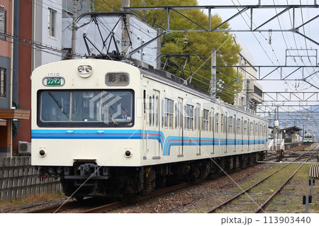 秩父市内を行く秩父鉄道1000系電車（新塗装：旧国鉄101系） 113903440