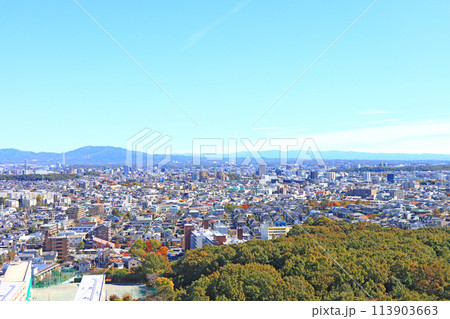 多くのビル、マンションが立ち並ぶ名古屋市東部の風景 多くのビル、マンションが立ち並ぶ名古屋市東部の風景 113903663