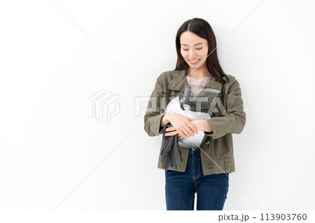 ヘルメットを持った女性 ヘルメットを持った女性 113903760