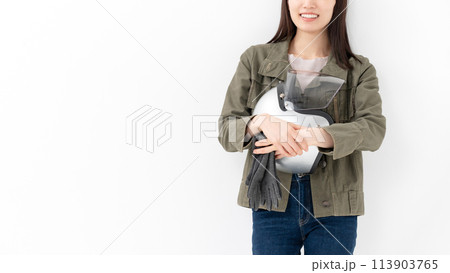 ヘルメットを持った女性 113903765