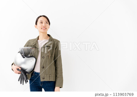 ヘルメットを持った女性 113903769